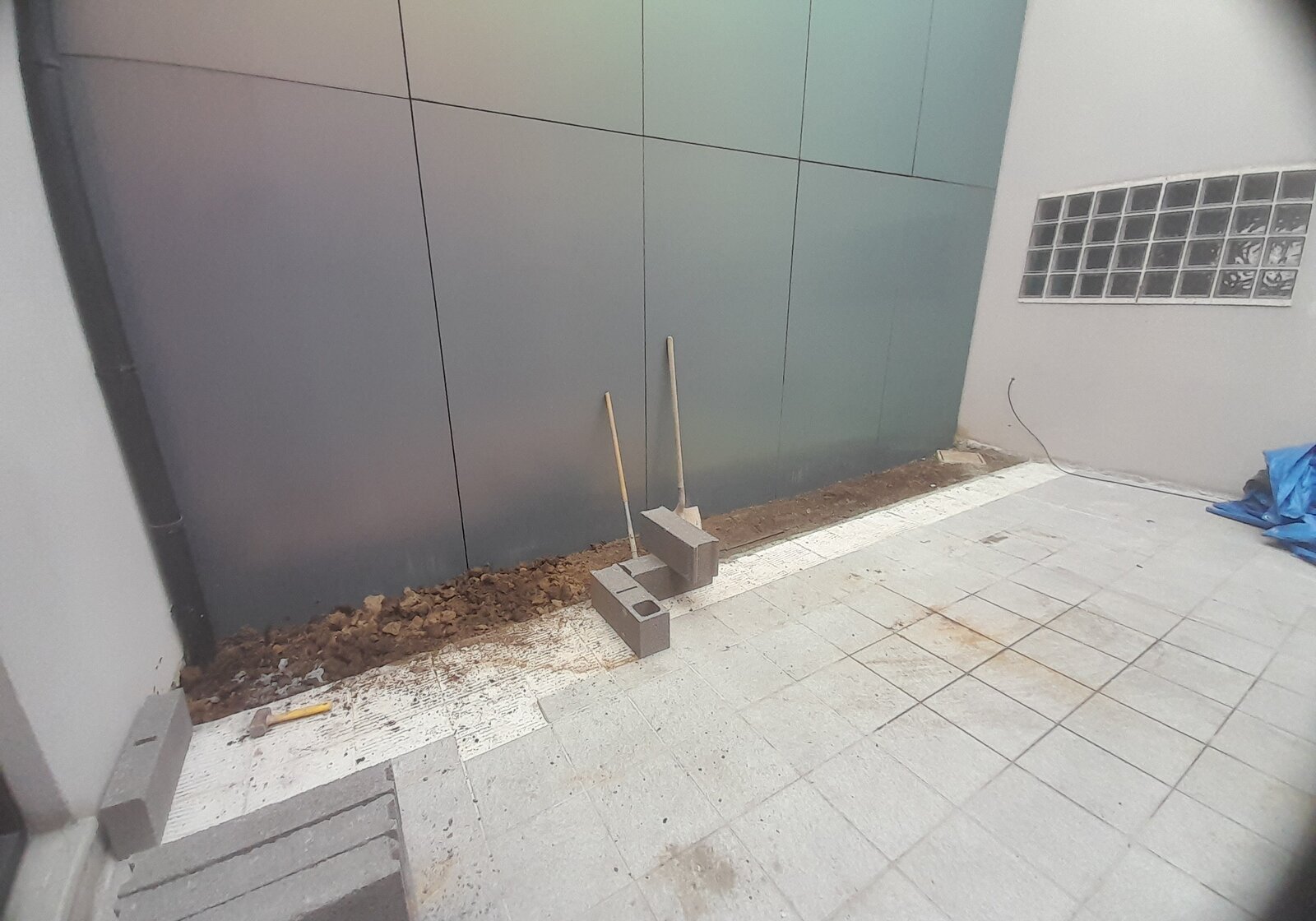 Aménagement de cour avec bardage et carrelage grand format. — artisan bâtiment Nord (59)
